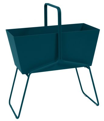 Blauer Basket Blumenkasten von Fermob, hochstehend mit Tragegriff und filigranem Metallgestell.